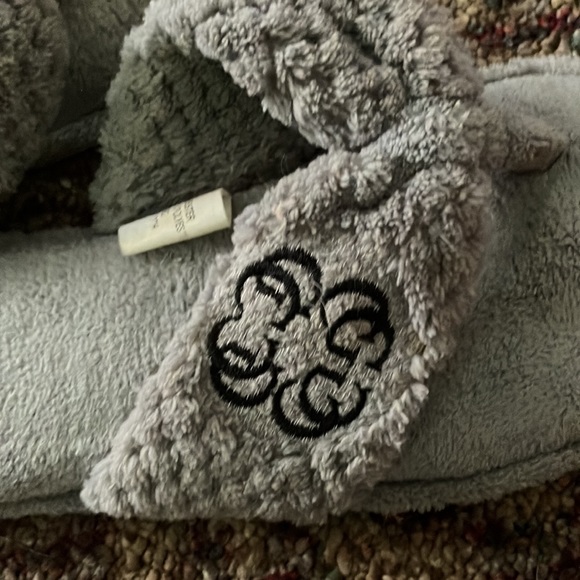 Size small gray slippers - Picture 2 of 4